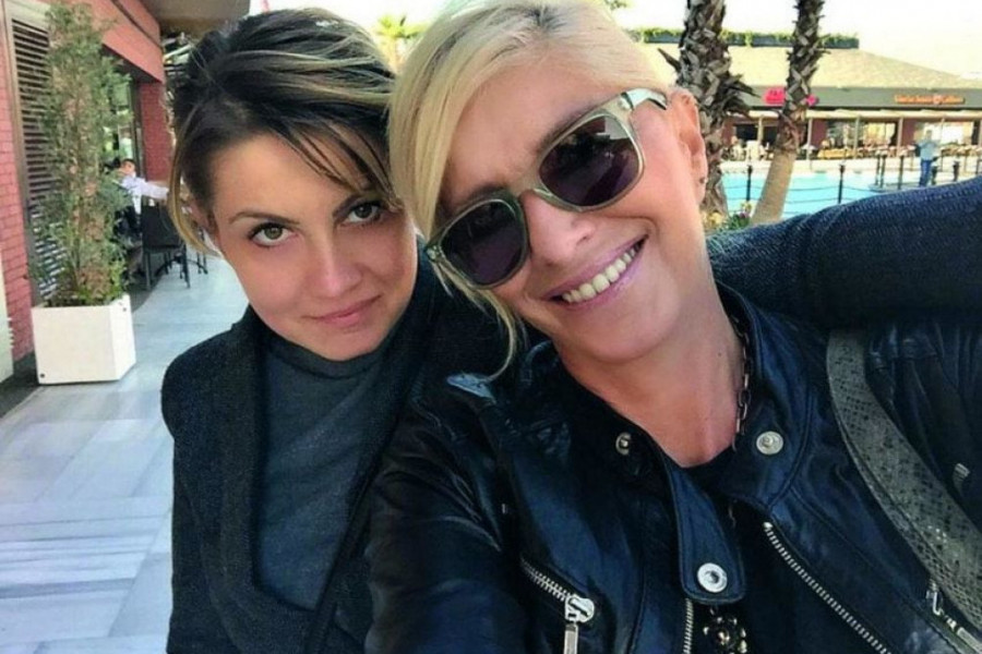 Ćerka je ubedila da PROMENI LIČNI OPIS: Cakana posle zahvata neprepoznatljiva, pogledajte kako izgleda (FOTO) Ćerka je ubedila da PROMENI LIČNI OPIS: Cakana posle zahvata neprepoznatljiva, pogledajte kako izgleda (FOTO)