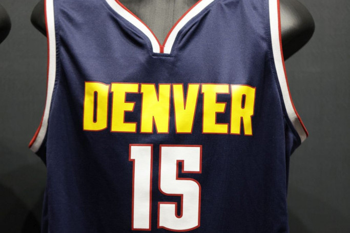 Dres Nikole Jokića prodat za blizu tri miliona dinara na humanitarnoj aukciji Fondacije Humana srca Dres Nikole Jokića prodat za blizu tri miliona dinara na humanitarnoj aukciji Fondacije Humana srca