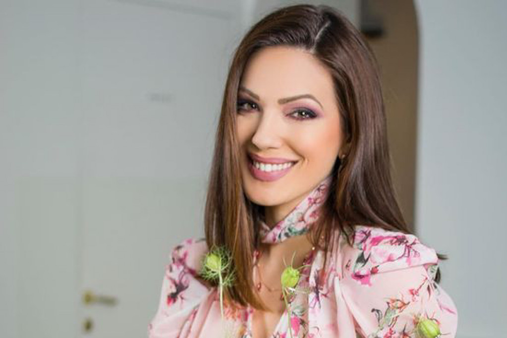 Da li biste vi smeli da ovako izađete na ulicu? Nina Radulović zbog garderobe na udaru kritika, jedan detalj svi komentarišu (FOTO) Da li biste vi smeli da ovako izađete na ulicu? Nina Radulović zbog garderobe na udaru kritika, jedan detalj svi komentarišu (FOTO)