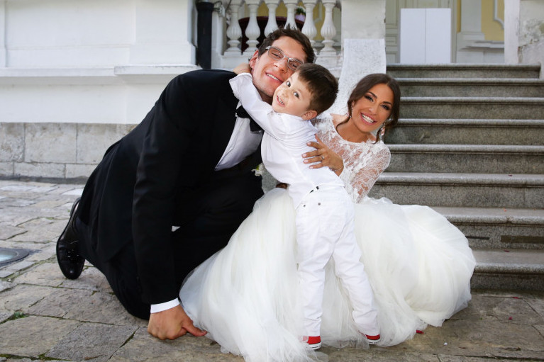 Dobri džin i prelepa palčica: Pogledajte jedine fotografije venčanja Bobija Marjanovića i supruge Milice, jedan detalj i danas intrigira Dobri džin i prelepa palčica: Pogledajte jedine fotografije venčanja Bobija Marjanovića i supruge Milice, jedan detalj i danas intrigira