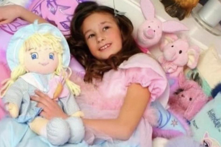 Prepoznajete li devojčicu sa fotografije? Lice je potpuno izmenila operacijama, pošla je očevim stopama i danas je velika zvezda (FOTO) Prepoznajete li devojčicu sa fotografije? Lice je potpuno izmenila operacijama, pošla je očevim stopama i danas je velika zvezda (FOTO)