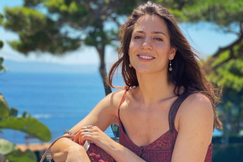 Venčanica kao iz prošlog veka: Pogledajte prve slike sa svadbe glumice Mione Marković, svi su šokirani