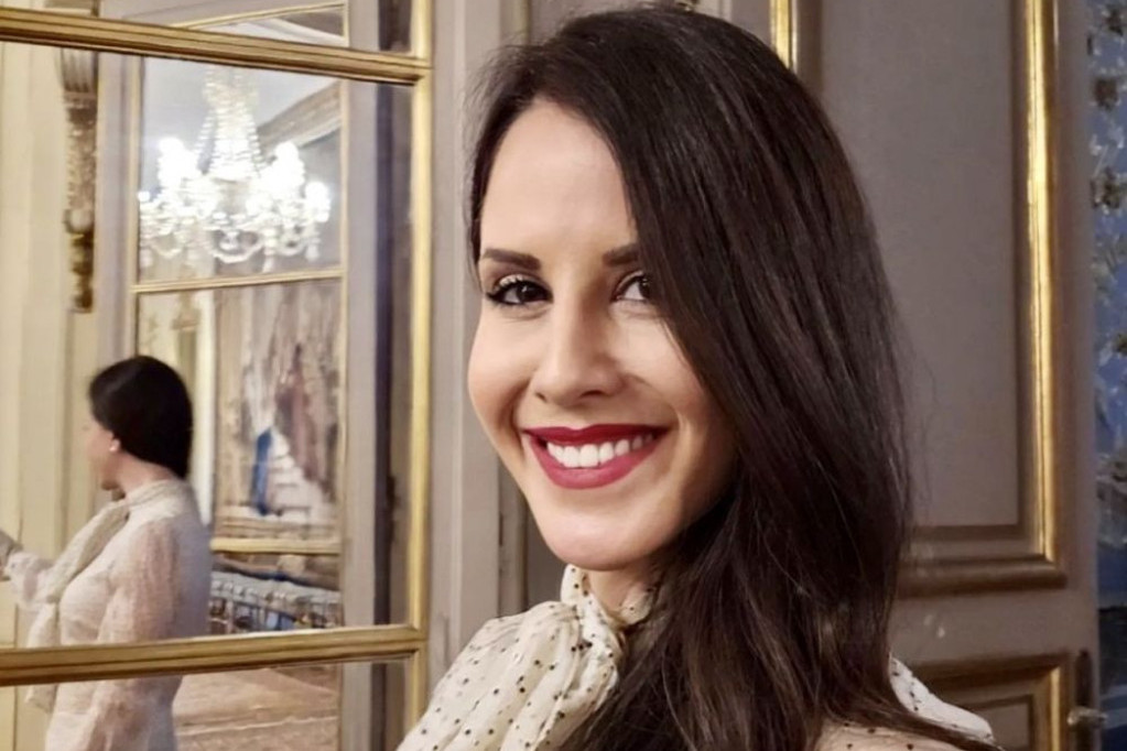 Da li mi to dobro vidimo? Prva dama prekršila pravilo koje poštuju sve žene predsednika, fotografija iz Pariza govori više od 1000 reči Da li mi to dobro vidimo? Prva dama prekršila pravilo koje poštuju sve žene predsednika, fotografija iz Pariza govori više od 1000 reči