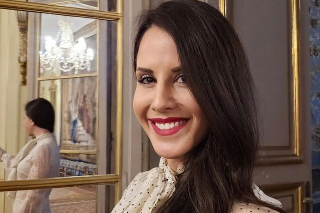 Tamara Vučić u Kini nosi najjednostavniju i najefektniju haljinu ikada: Jedan detalj ju je pretvorio u pravi modni spektakl (FOTO) Tamara Vučić u Kini nosi najjednostavniju i najefektniju haljinu ikada: Jedan detalj ju je pretvorio u pravi modni spektakl (FOTO)