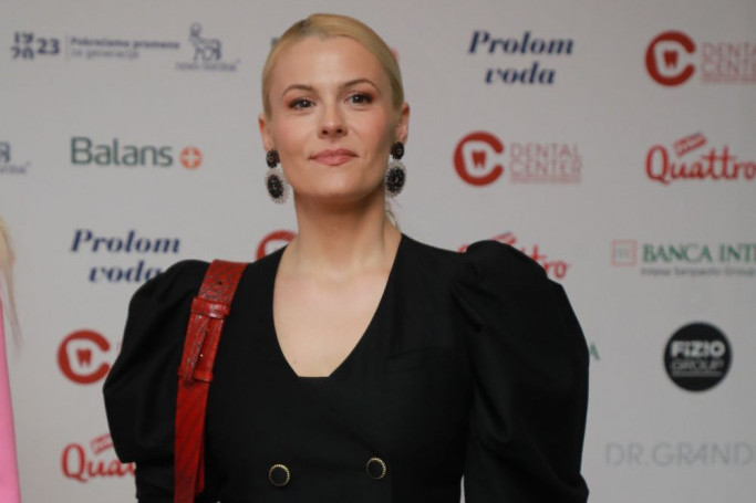 Kad ona uđe sve stane: Milica Đurđić, partnerka Ane Brnabić zasenila sve, svi joj gledaju u obuću (FOTO) Kad ona uđe sve stane: Milica Đurđić, partnerka Ane Brnabić zasenila sve, svi joj gledaju u obuću (FOTO)