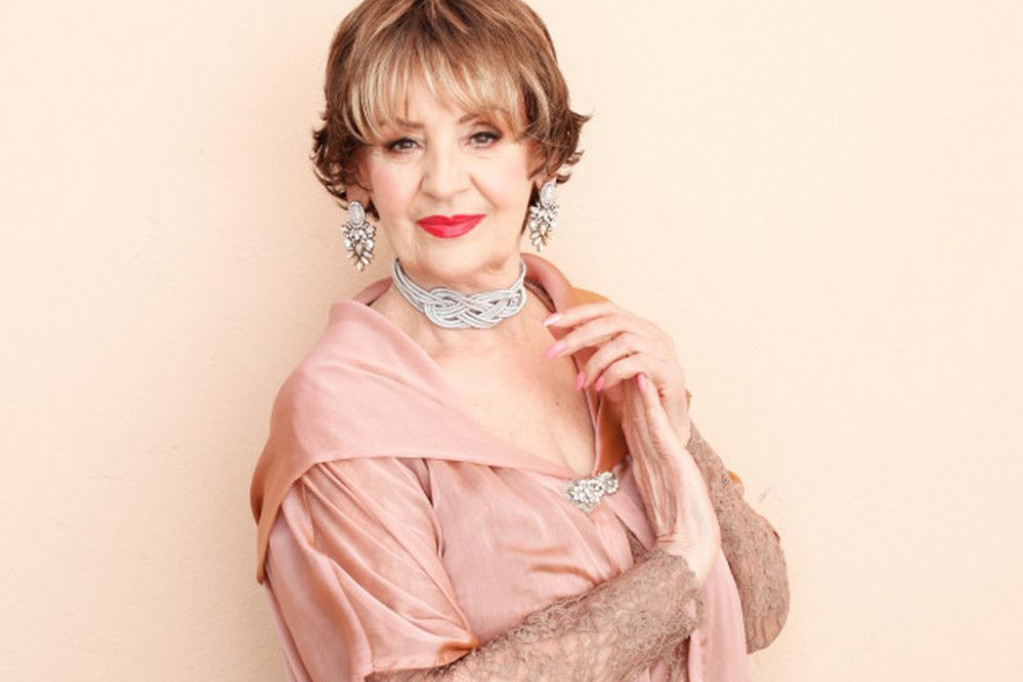 Luksuznu nekretninu u centru grada zamenila stanom na periferiji: Zavirite u skromni dom Lepe Lukić (FOTO) Luksuznu nekretninu u centru grada zamenila stanom na periferiji: Zavirite u skromni dom Lepe Lukić (FOTO)