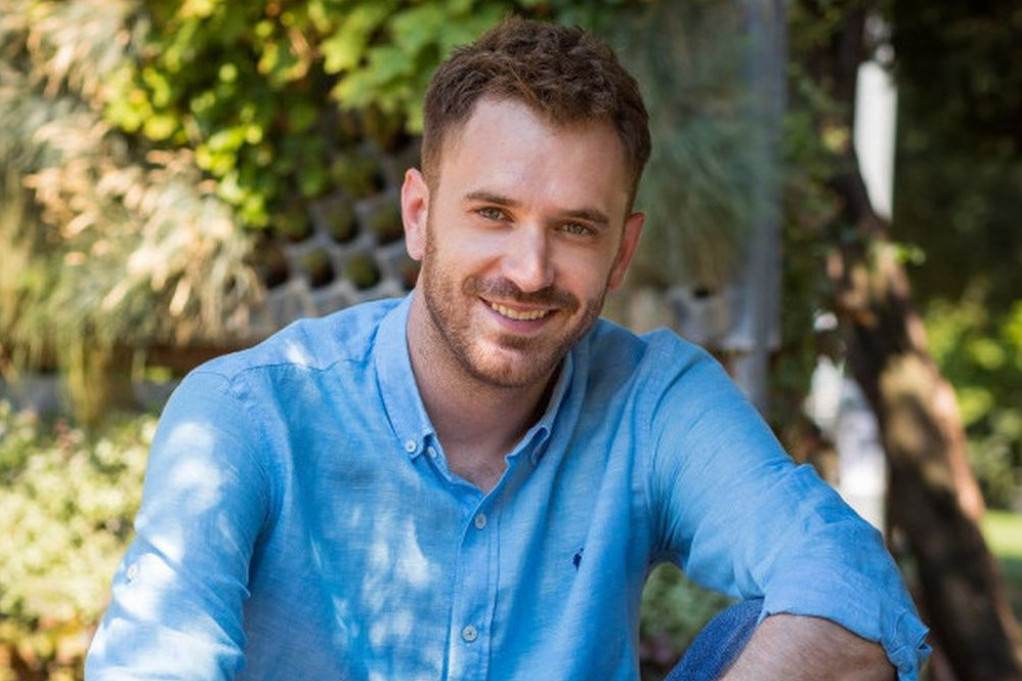 Jeleni Perčin će pozliti: Momčilo Otašević objavio prvu fotografiju sa koleginicom koja mu je UKRALA SRCE Jeleni Perčin će pozliti: Momčilo Otašević objavio prvu fotografiju sa koleginicom koja mu je UKRALA SRCE