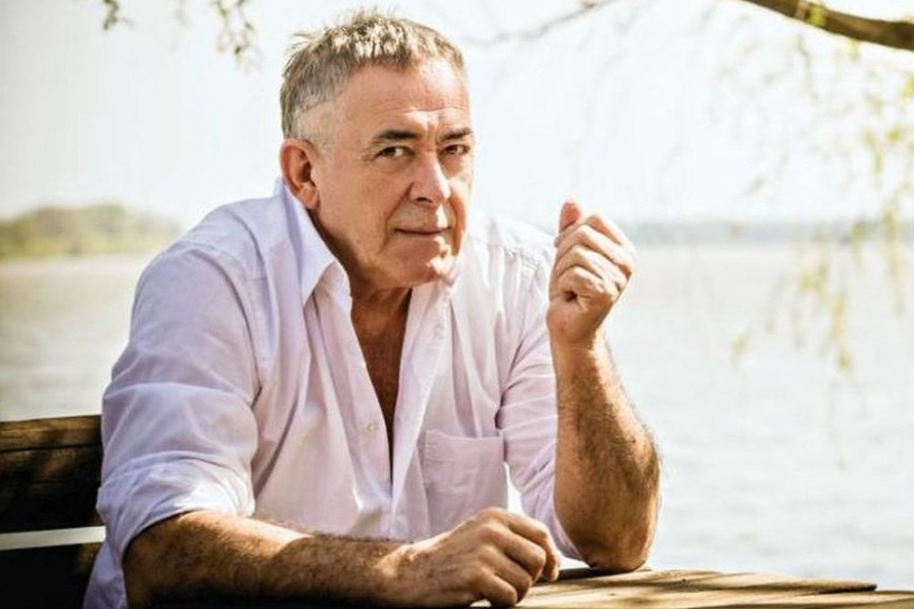 PRVE SLIKE VERIDBE: Mima Karadžić kleknuo sa prstenom pred svoju 25 godina mlađu izabranicu, POGLEDAJTE NJENU REAKCIJU (FOTO) PRVE SLIKE VERIDBE: Mima Karadžić kleknuo sa prstenom pred svoju 25 godina mlađu izabranicu, POGLEDAJTE NJENU REAKCIJU (FOTO)