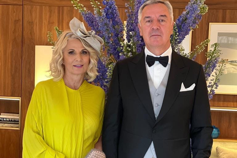 Zavirite na proslavu 1. rođendana unuka Mila Đukanovića! Poznate zvanice prošetale najlepše toalete: Svi su zanemeli kada se pojavila ONA Zavirite na proslavu 1. rođendana unuka Mila Đukanovića! Poznate zvanice prošetale najlepše toalete: Svi su zanemeli kada se pojavila ONA