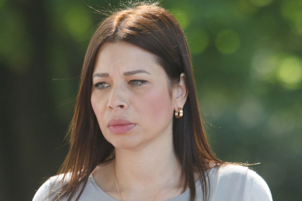 Muž Irene Vujović je TAKOĐE POZNAT i baš dobar dasa! Pogledajte jedine fotografije sa ministarkinog tajnog glamuroznog venčanja Muž Irene Vujović je TAKOĐE POZNAT i baš dobar dasa! Pogledajte jedine fotografije sa ministarkinog tajnog glamuroznog venčanja