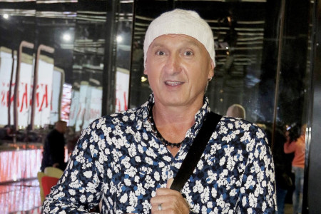 Nikad viđena fotografija Mikija Mećave bez marame! Da li biste ga prepoznali sa kosom? (FOTO) Nikad viđena fotografija Mikija Mećave bez marame! Da li biste ga prepoznali sa kosom? (FOTO)