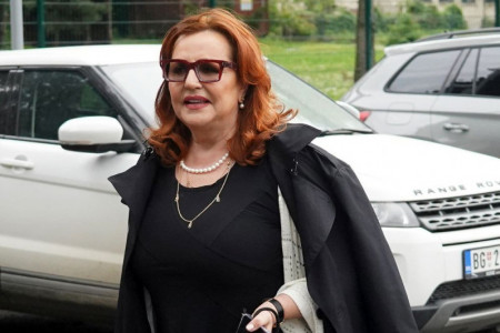Da li biste vi smeli ovo da obujete? Ana Bekuta na udaru kritika zbog patika koje nosi, a tek da vidite kako ih je uklopila (FOTO)