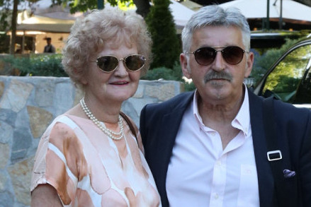 Vila ograđena kamenom ogradom: Dragan Stojković Bosanac otvorio vrata porodičnog doma na Bežanijskoj kosi FOTO Vila ograđena kamenom ogradom: Dragan Stojković Bosanac otvorio vrata porodičnog doma na Bežanijskoj kosi FOTO