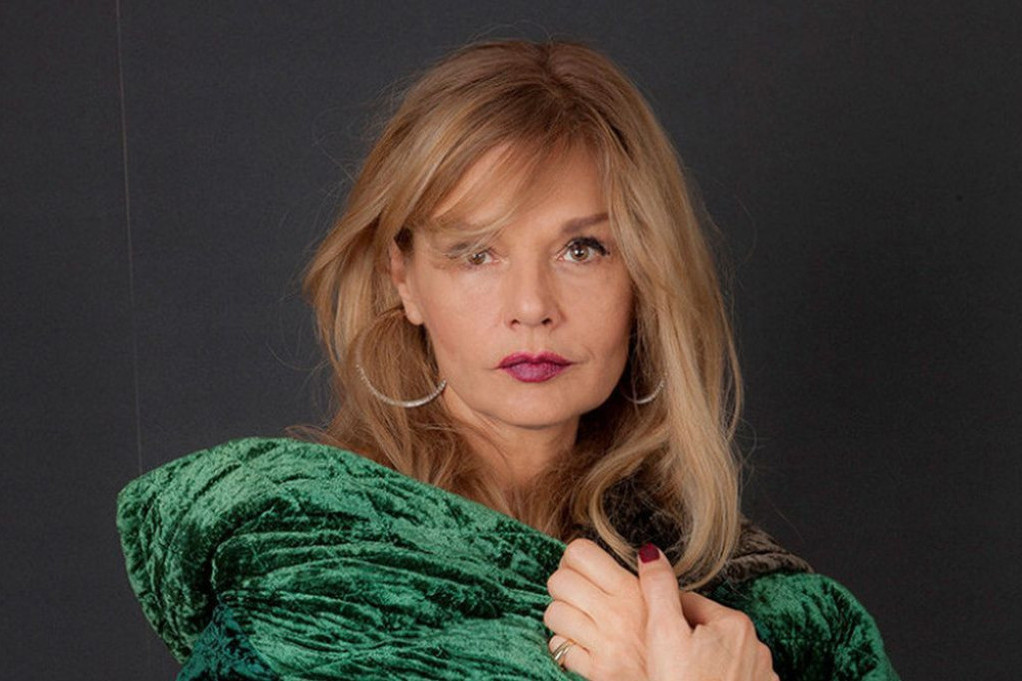 Svi se okretali za njima! Mirjana Bobić se na crvenom tepihu pojavila sa misterioznim muškarcem, osmeh sve govori (FOTO) Svi se okretali za njima! Mirjana Bobić se na crvenom tepihu pojavila sa misterioznim muškarcem, osmeh sve govori (FOTO)