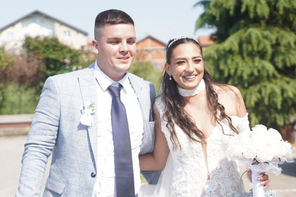 A tek što su se zakleli na večnu ljubav... Džejeva ćerka jednim potezom otkrila kako se muž ponaša prema njoj (FOTO) A tek što su se zakleli na večnu ljubav... Džejeva ćerka jednim potezom otkrila kako se muž ponaša prema njoj (FOTO)