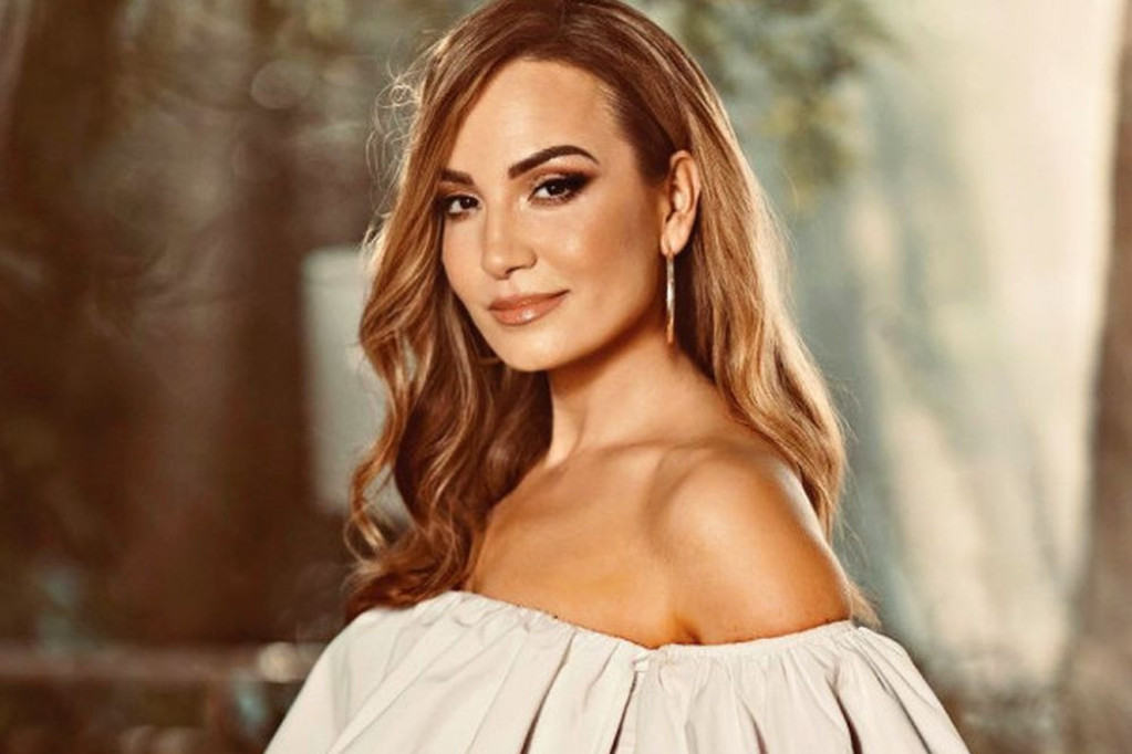 Jelena Tomašević se skinula u kupaći, cela plaža se okrenula: Nikad je niste videli u ovakvom izdanju, svi je komentarišu (FOTO) Jelena Tomašević se skinula u kupaći, cela plaža se okrenula: Nikad je niste videli u ovakvom izdanju, svi je komentarišu (FOTO)