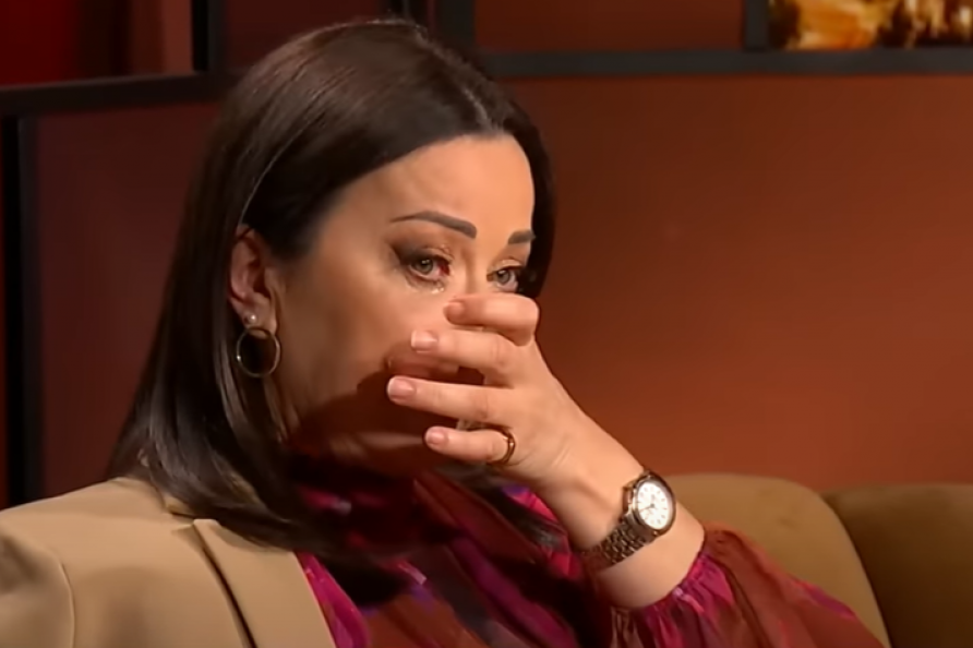 Dragana Katić uradila intervenciju na licu, kad se pogledala u ogledalo ŠOKIRALA SE: Pogledajte kako sada izgleda (FOTO) Dragana Katić uradila intervenciju na licu, kad se pogledala u ogledalo ŠOKIRALA SE: Pogledajte kako sada izgleda (FOTO)