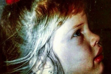 Trenutno je na svim naslovnim stranama, njenog dečka gledate stalno na televiziji: Da li prepoznajete devojčicu sa fotografije? Trenutno je na svim naslovnim stranama, njenog dečka gledate stalno na televiziji: Da li prepoznajete devojčicu sa fotografije?