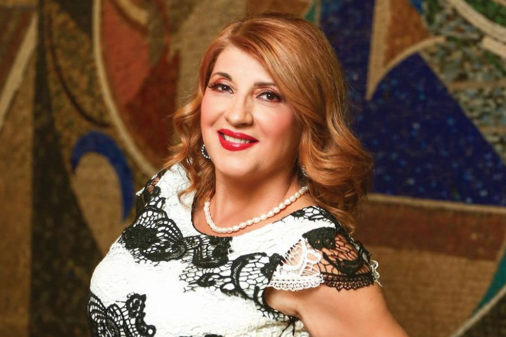 Bilja Jevtić sa sinom i njegovom devojkom u noćnom provodu! Niko se ne ponaša prema budućoj snaji kao ona: Fanovi začuđeni... Bilja Jevtić sa sinom i njegovom devojkom u noćnom provodu! Niko se ne ponaša prema budućoj snaji kao ona: Fanovi začuđeni...