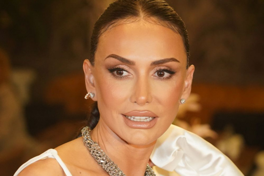 Mnogo joj bolje stoji od Mustafe: Emina tajno pred matičarem sa turskim milionerom, pogledajte prvu fotografiju sa VENČANJA Mnogo joj bolje stoji od Mustafe: Emina tajno pred matičarem sa turskim milionerom, pogledajte prvu fotografiju sa VENČANJA