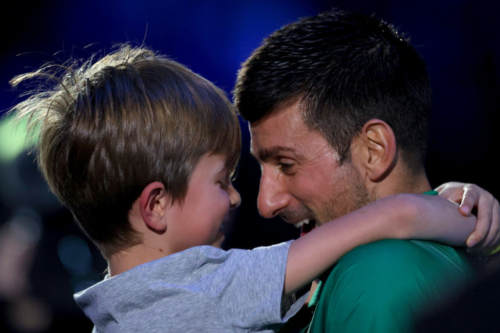 Stefan Đoković glavna faca na US Openu: Noletov sin prošetao novu frizuru, da li vam sada više liči na oca? (FOTO) Stefan Đoković glavna faca na US Openu: Noletov sin prošetao novu frizuru, da li vam sada više liči na oca? (FOTO)