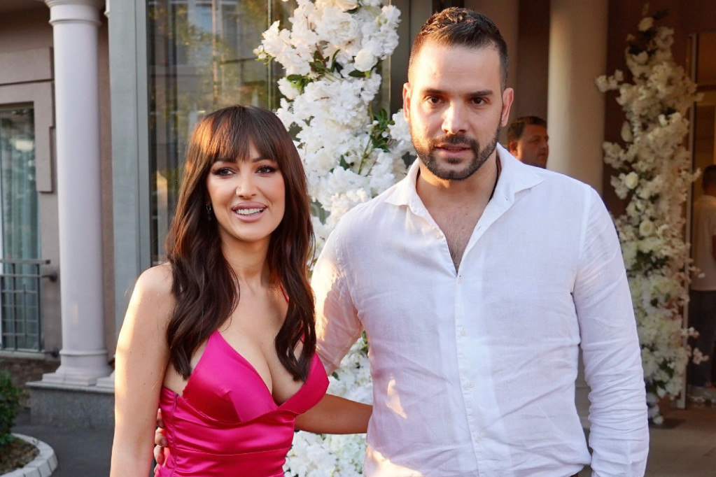 Luksuzno čak i za najelitniji deo Beograda: Aleksandra Prijović i Filip Živojinović otvorili vrata porodičnog doma (FOTO) Luksuzno čak i za najelitniji deo Beograda: Aleksandra Prijović i Filip Živojinović otvorili vrata porodičnog doma (FOTO)