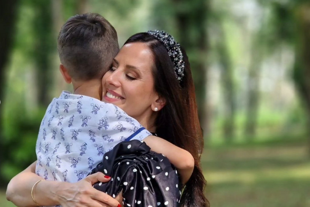 Fotografije koje se ne viđaju svaki dan: Tamara i mali Vukan Vučić prošetali kišnim beogradskim ulicama, njegove žute čizmice su hit! Fotografije koje se ne viđaju svaki dan: Tamara i mali Vukan Vučić prošetali kišnim beogradskim ulicama, njegove žute čizmice su hit!