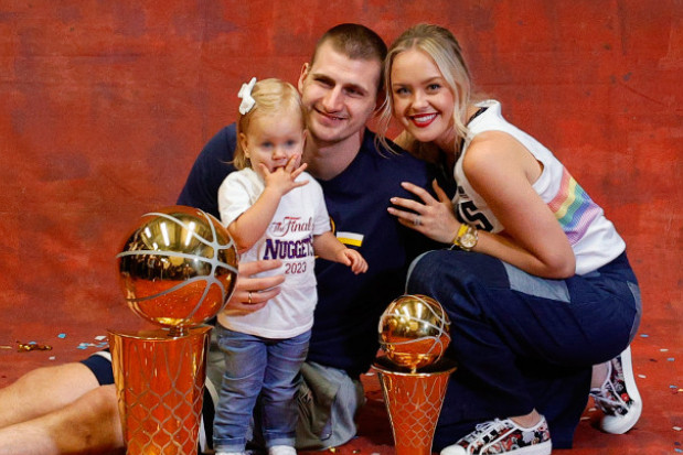 Kao dvorac: Zavirite u vilu koju je Nikola Jokić sagradio u rodnom Somboru, ovakve stepenice i vrtove ste gledali samo u španskim serijama Kao dvorac: Zavirite u vilu koju je Nikola Jokić sagradio u rodnom Somboru, ovakve stepenice i vrtove ste gledali samo u španskim serijama