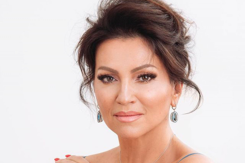 Letnja haljina Nine Badrić sužava struk, pokriva višak na stomaku: Prelepa i lagana, odmah ćete poželeti da je kupite (FOTO) Letnja haljina Nine Badrić sužava struk, pokriva višak na stomaku: Prelepa i lagana, odmah ćete poželeti da je kupite (FOTO)