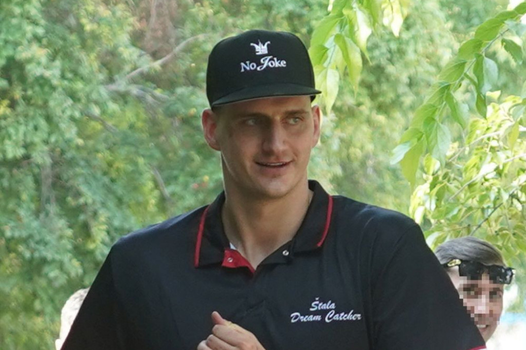 Kakav seljak moraš da budeš… Nikolu Jokića napali zbog postupka u restoranu, posle ovoga ćete ga gledati drugačije (FOTO) Kakav seljak moraš da budeš… Nikolu Jokića napali zbog postupka u restoranu, posle ovoga ćete ga gledati drugačije (FOTO)