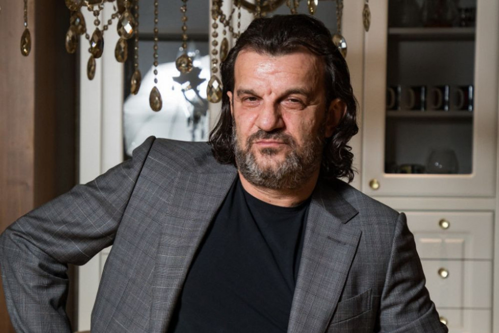 Prvi put u javnosti posle svadbe! Sin i snaja Ace Lukasa stigli na crveni tepih, svi pogledi uprti u lepu Anu (FOTO) Prvi put u javnosti posle svadbe! Sin i snaja Ace Lukasa stigli na crveni tepih, svi pogledi uprti u lepu Anu (FOTO)