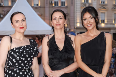 Čija haljina je najlepša? Sestre Mićalović u neviđenom modnom okršaju, sve je postalo jasno kad su stale jedna uz drugu (FOTO)