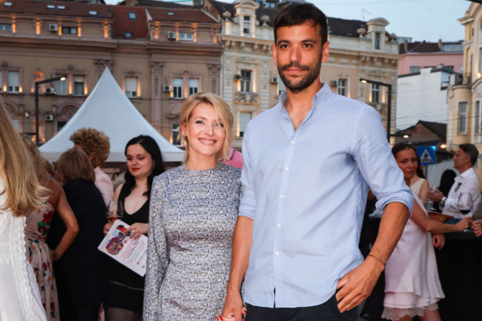 Ćerka Anđelke Prpić prvi put ped očima javnosti: Mala Čarna toliko liči na tatu (FOTO) Ćerka Anđelke Prpić prvi put ped očima javnosti: Mala Čarna toliko liči na tatu (FOTO)