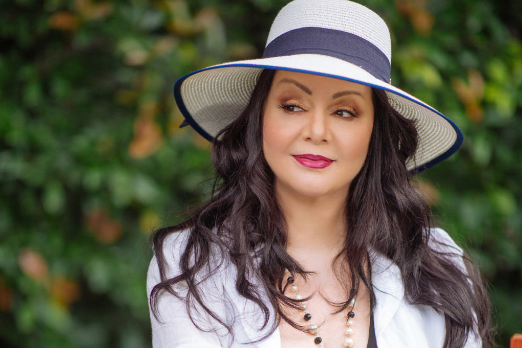 Vesna Radusinović uslikana u kupaćem kostimu! Svima pale vilice kad je prošetala plažom (FOTO) Vesna Radusinović uslikana u kupaćem kostimu! Svima pale vilice kad je prošetala plažom (FOTO)