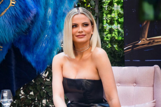 Milica Pavlović otvorila dušu o novom muškarcu: Nikada mi nije bio potreban njegov debeli novčanik, samo zagrljaj (VIDEO) Milica Pavlović otvorila dušu o novom muškarcu: Nikada mi nije bio potreban njegov debeli novčanik, samo zagrljaj (VIDEO)