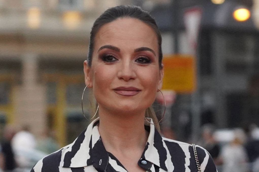 Jelena Tomašević prvi put o najtežem životnom razdoblju: Plakala sam svaki dan, a onda mi je stiglo PISMO na kućnu adresu Jelena Tomašević prvi put o najtežem životnom razdoblju: Plakala sam svaki dan, a onda mi je stiglo PISMO na kućnu adresu