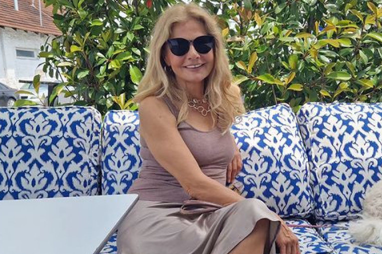 Trljaćete oči! Mirjana Bobić Mojsilović se OBNAŽILA i ponosno pokazala kako izgleda telo žene u sedmoj deceniji: Svi je komentarišu (FOTO) Trljaćete oči! Mirjana Bobić Mojsilović se OBNAŽILA i ponosno pokazala kako izgleda telo žene u sedmoj deceniji: Svi je komentarišu (FOTO)