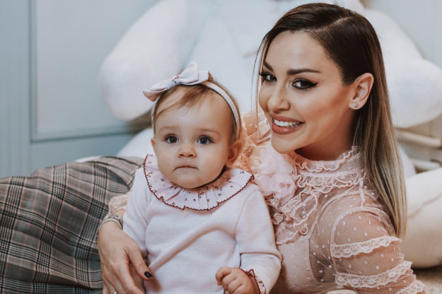 Ćerka Marijane Mićić je već izrasla u devojčicu i ovo je njena prva svečana haljinica! Pogledajte fotku koja je oduševila ceo Instagram