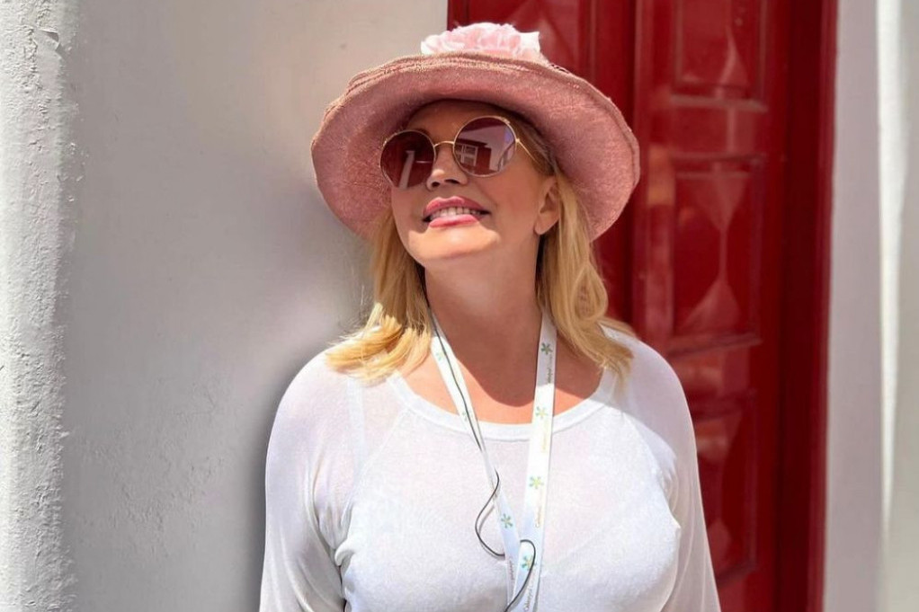 Suzana Mančić se opustila na rajskom ostrvu! Pozirala u kratkom šortsu i izazvala haos na društvenim mrežama (FOTO) Suzana Mančić se opustila na rajskom ostrvu! Pozirala u kratkom šortsu i izazvala haos na društvenim mrežama (FOTO)