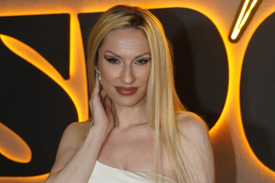 Evo koliku cifru je zaradila za samo jedan sat: Rada Manojlović dobila neverovatan bakšiš u Tutinu Evo koliku cifru je zaradila za samo jedan sat: Rada Manojlović dobila neverovatan bakšiš u Tutinu