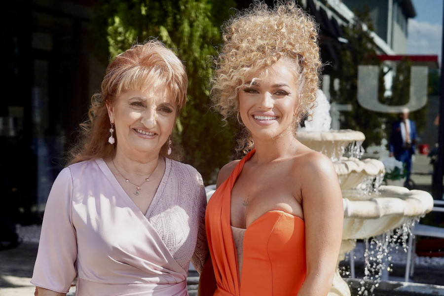 Nikad nije krila siromaštvo: Slomiće vam se srce kad vidite u kakvoj kući je odrasla Teodora Džehverović, pogled na nameštaj sve govori Nikad nije krila siromaštvo: Slomiće vam se srce kad vidite u kakvoj kući je odrasla Teodora Džehverović, pogled na nameštaj sve govori