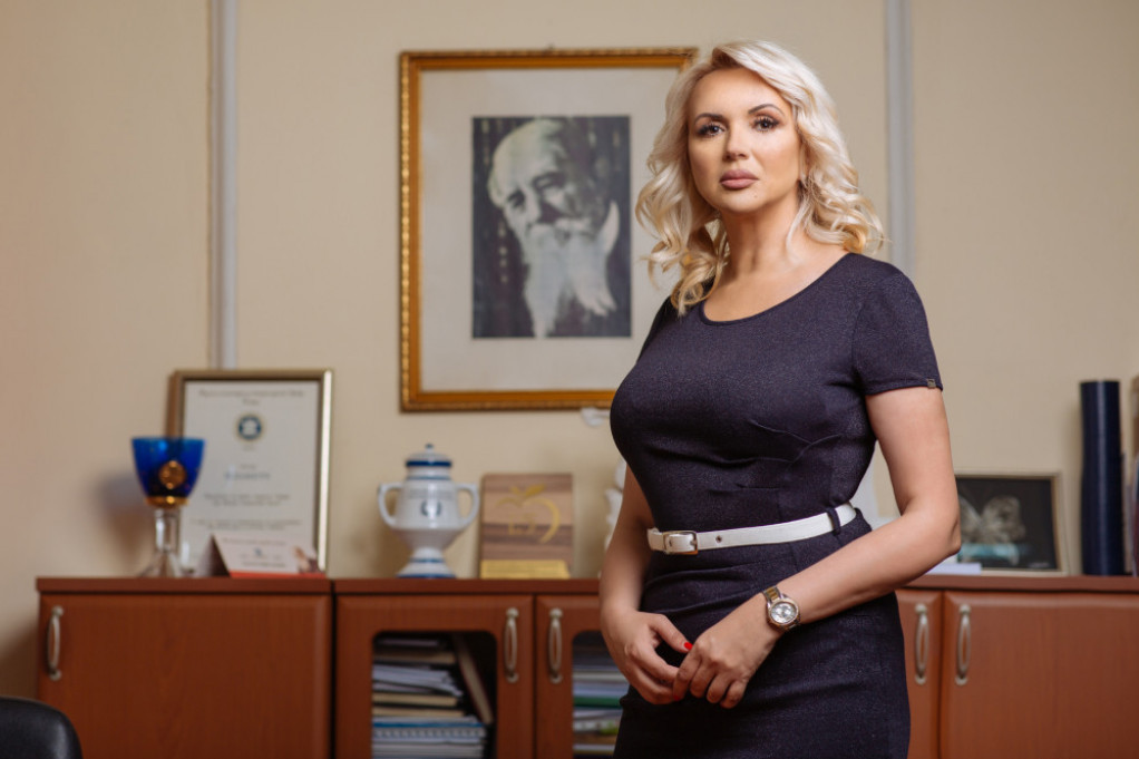 Haljina Darije Kisić vizuelno sužava struk čak 10 cm: Do figure peščanog sata u jednom koraku (FOTO) Haljina Darije Kisić vizuelno sužava struk čak 10 cm: Do figure peščanog sata u jednom koraku (FOTO)