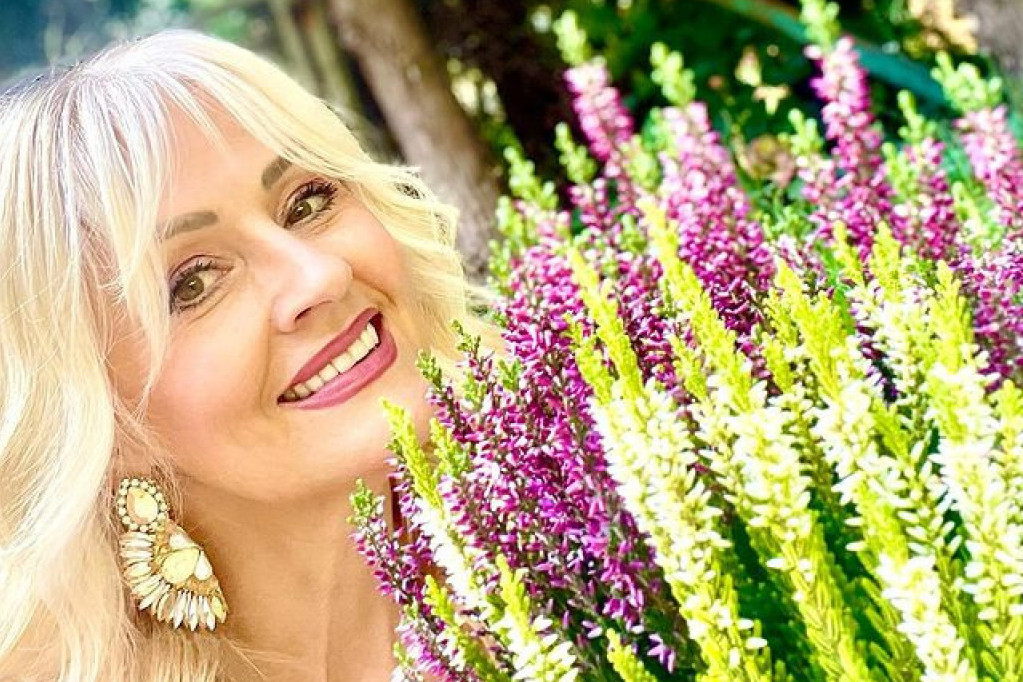 Činiš me najsrećnijom ženom na svetu: Slavica Rokvić objavila fotografiju, otkrila ko joj je pomogao da nastavi dalje posle Marinkove smrti Činiš me najsrećnijom ženom na svetu: Slavica Rokvić objavila fotografiju, otkrila ko joj je pomogao da nastavi dalje posle Marinkove smrti