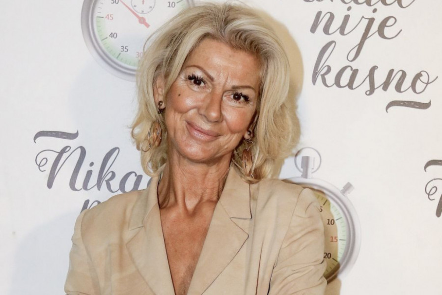 Prepumpana usta, kikice do struka, a bila je prelepa žena: Šokiraćete se kad vidite kako danas izgleda Ceca Kitić, niko je ne prepoznaje Prepumpana usta, kikice do struka, a bila je prelepa žena: Šokiraćete se kad vidite kako danas izgleda Ceca Kitić, niko je ne prepoznaje