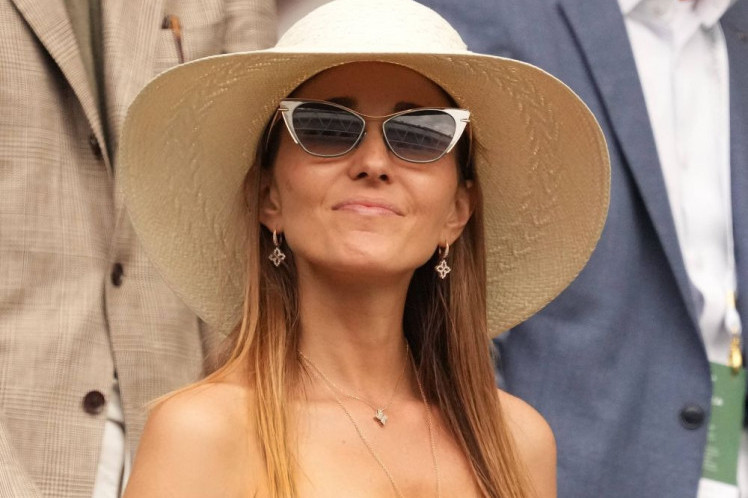 Haljina Jelene Đoković juče uzburkala ceo Instagram: OVAKVA je došla na Novakov meč, ljudi su šokirani (FOTO) Haljina Jelene Đoković juče uzburkala ceo Instagram: OVAKVA je došla na Novakov meč, ljudi su šokirani (FOTO)