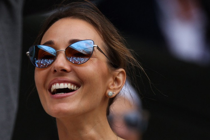 Stajling Jelene Đoković izazvao HAOS: Sve žene na moru nose kupaći, a pogledajte šta je Jelena navukla na sebe dok se šeta na jahti (FOTO) Stajling Jelene Đoković izazvao HAOS: Sve žene na moru nose kupaći, a pogledajte šta je Jelena navukla na sebe dok se šeta na jahti (FOTO)