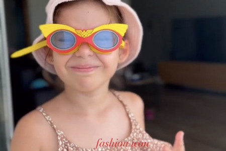 Kupaći Katje Lazukić - savršen za vaše devojčice: Ćerka Nataše Bekvalac postala prava zvezda Instagrama zbog ovog stajlinga (FOTO) Kupaći Katje Lazukić - savršen za vaše devojčice: Ćerka Nataše Bekvalac postala prava zvezda Instagrama zbog ovog stajlinga (FOTO)