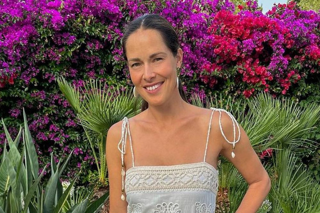 Haljina Ane Ivanović idealna za vrele noći u avgustu, pronašli smo gde je možete kupiti za manje od 5000 dinara (FOTO) Haljina Ane Ivanović idealna za vrele noći u avgustu, pronašli smo gde je možete kupiti za manje od 5000 dinara (FOTO)