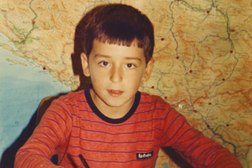Prepoznajete li dečaka sa slike? Stalno ga gledate na televiziji, od njegovog razvoda se još niste oporavili (FOTO)