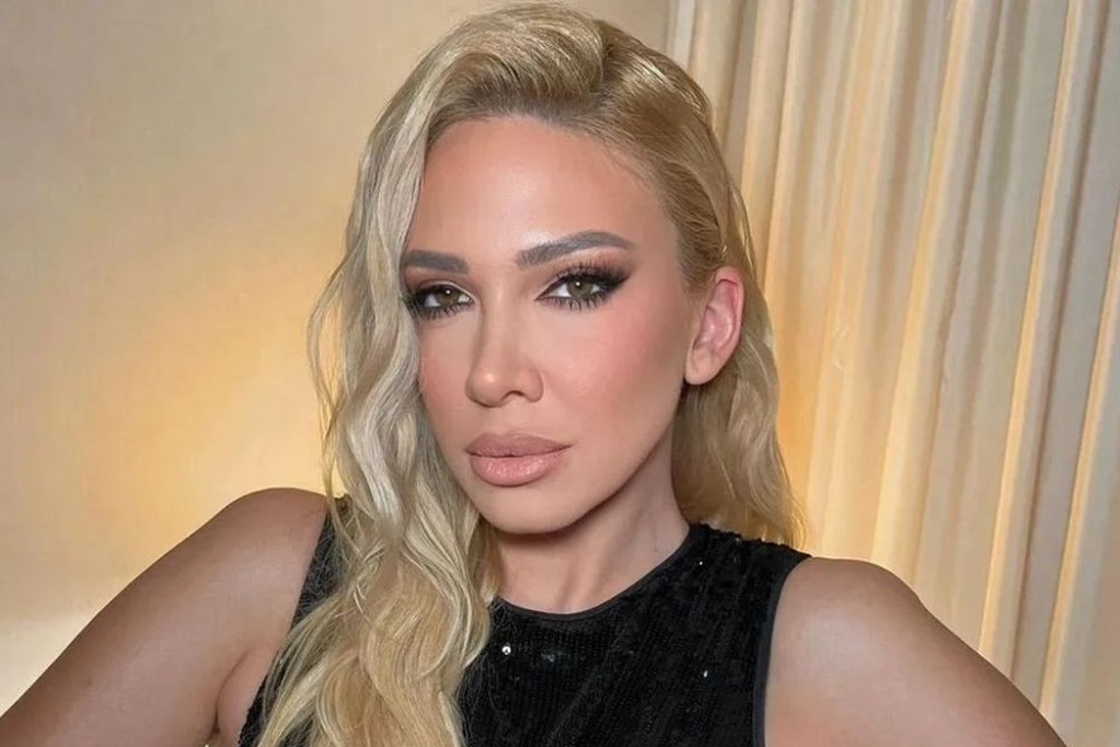 Ugojila se Milica Todorović: Pojavila se sa deset kilograma više, evo kako sada izgleda (FOTO) Ugojila se Milica Todorović: Pojavila se sa deset kilograma više, evo kako sada izgleda (FOTO)